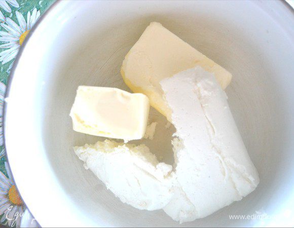 Выложить масло в посуду, добавить творог.