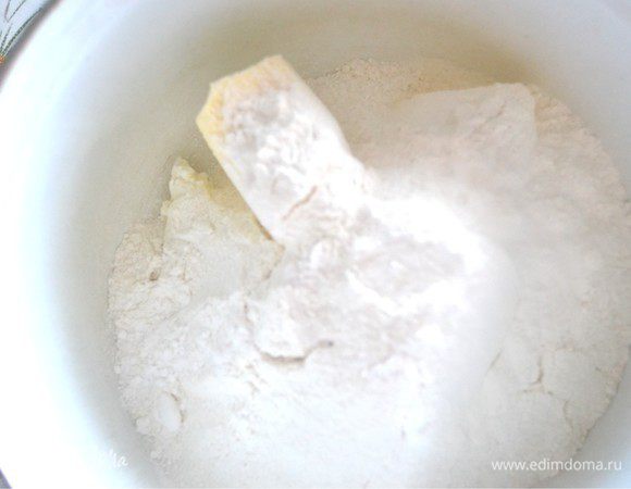 Затем просеять муку смешанную с разрыхлителем и ванильным сахаром.