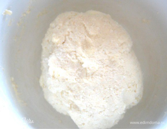 Затем вымесить тесто и скатать его в шар. Завернуть в пленку и поместить в холодильник на 1,5 часа.