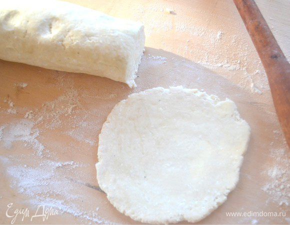 Охлажденное тесто скатать в колбаску. И, отрезая кусочки, раскатать их в лепешки толщиной 5 мм.