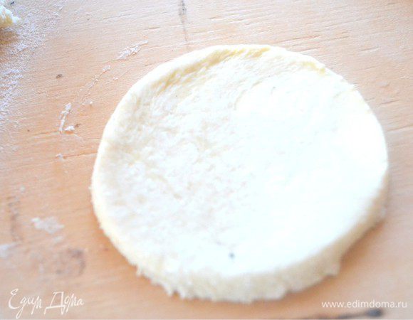 Стаканом вырезать из теста ровные кружочки. У меня диаметр был 11 см.