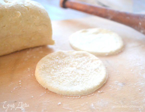 Затем одной стороной получившиеся круги мы обмакиваем в сахарный песок.