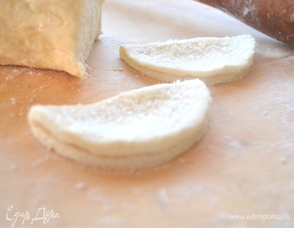 Складываем пополам, сахаром во внутрь. И опускаем половинки одной стороной в сахарный песок.