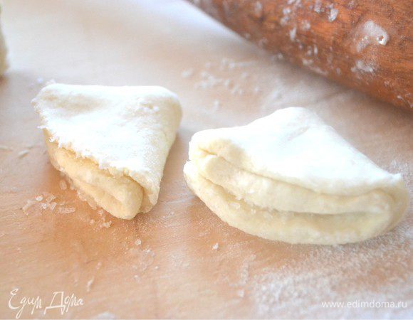 И снова складываем пополам, сахаром вовнутрь. Получаются как бы четвертинки круга.