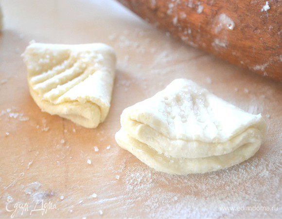 Затем прижимаем вилкой наши печеньки, чтобы получился рисунок. Теперь они напоминают гусиные лапки.