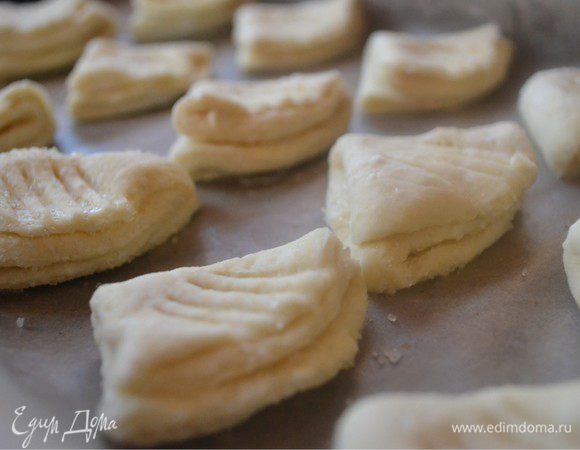 Покрываем противень пекарской бумагой и выпекаем при 180 градусах минут 20. Ориентируйтесь на свою духовку. Печенье должно подрумяниться.