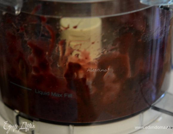 Разогреть духовку до 160 гр. Приготовить противень для выпечки.
Клюкву сухую или вяленую положить в кухонный процессор, насадка - нож, добавить джем клюквенный, вишневый, смородиновый или ежевичный по выбору. Прокрутить до мягкого состояния.