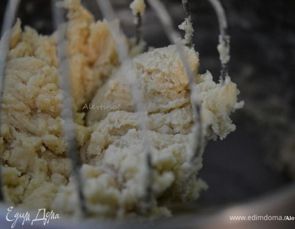 Сливочное масло размягченное взбить с сахаром до мягкости. Добавить яйца и ванилин. В другой емкости смешать муку, соль и разрыхлитель. Добавить в масляную смесь. Смешать все.