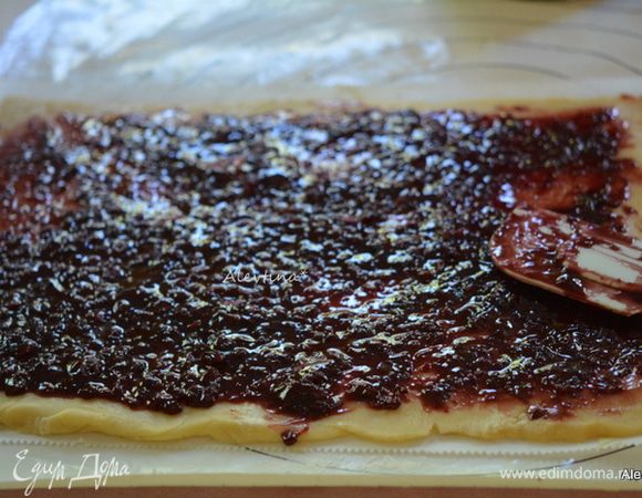 Смазать, оставляя края приготовленным джемом с клюквой.