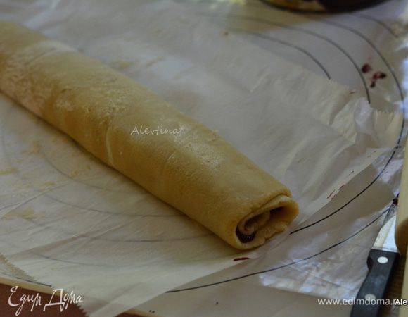 Скатать в рулет. Бумага вам поможет, если скатывать с ней, отделяя постепенно от рулета.
Перенести бумагу с рулетом на противень. Поставить в разогретую духовку на 25 мин.