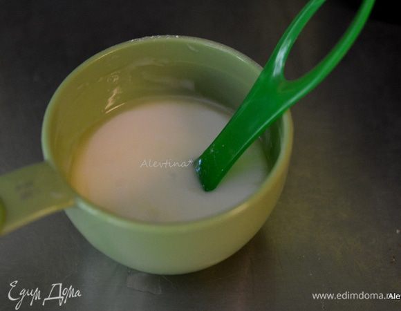 Приготовим глазурь. Масло растопить. В сахарную пудру добавить молоко, миндальный экстракт, масло. Перемешать до однородной массы.