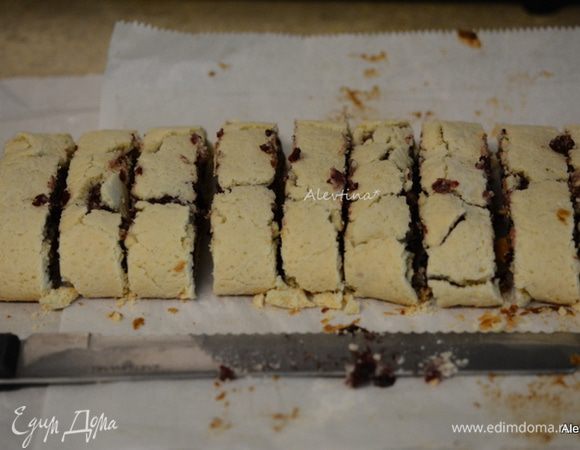 Готовый рулет достать из духовки. Дать постоять 5 мин. Разрезать на части. 
Вернуть опять в духовку на 15 мин.