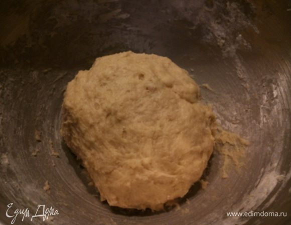 Соединяем муку с дрожжами. Добавляем теплое молоко, яйца, размягченное сливочное масло, сахар и замешиваем тесто. Накрываем салфеткой и оставляем в теплом месте на 1 час.