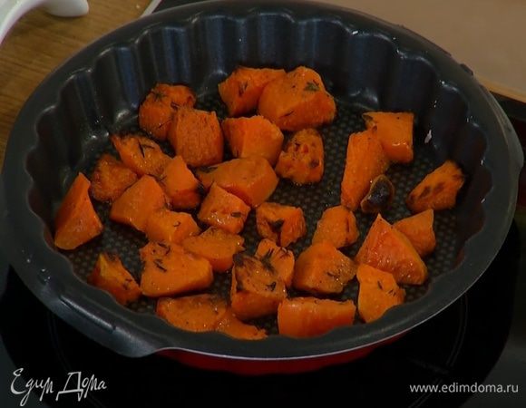 Тыкву почистить, нарезать небольшими кубиками, выложить в противень, слегка сбрызнуть оливковым маслом, посолить, поперчить и отправить под разогретый гриль минут на десять.