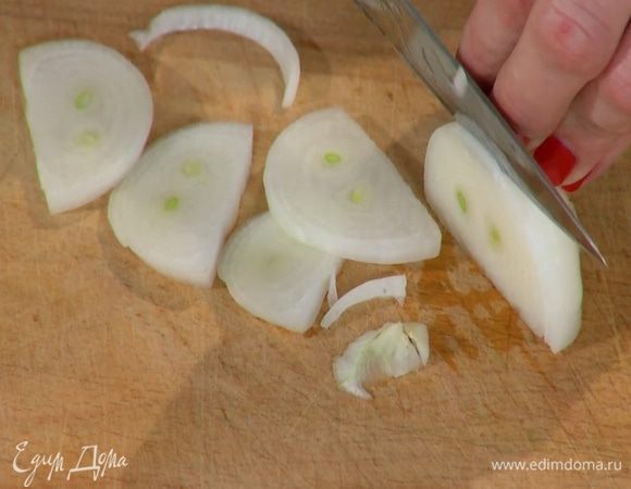 Лук почистить и нарезать полукольцами.