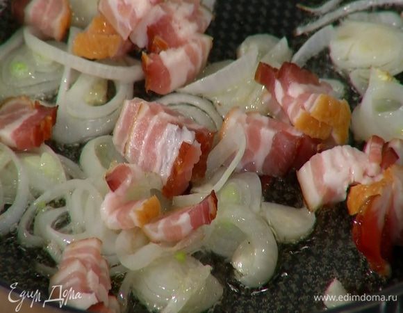 Грудинку нарезать небольшими кусочками, добавить в сковороду и все обжарить.