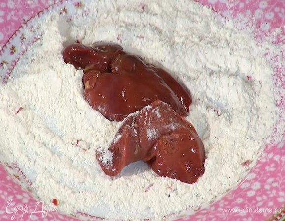 Муку перемешать со щепоткой соли, перца и паприки и обвалять в этой смеси печень со всех сторон.