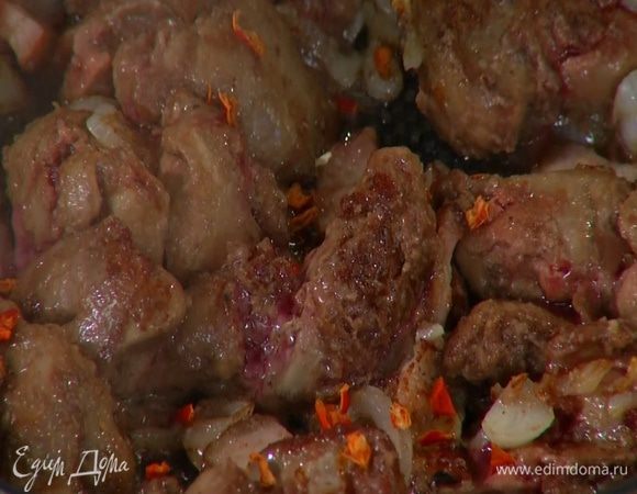 Посыпать печень оставшейся паприкой, все перемешать и жарить еще 2‒3 минуты.