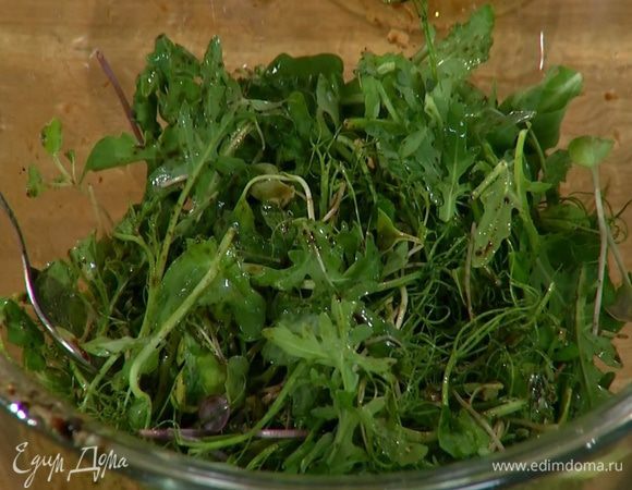Руколу и кресс-салат полить заправкой и перемешать.