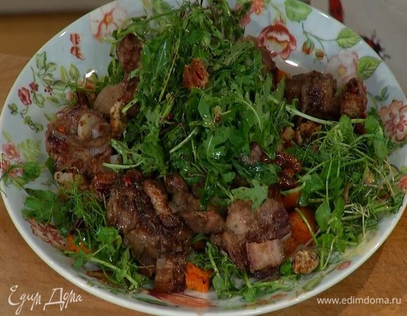 На большую тарелку выложить запеченную тыкву, половину листьев салата в заправке и обжаренную печень, полить все соком из сковороды, украсить орехами в карамели, сверху разложить оставшиеся листья салата.