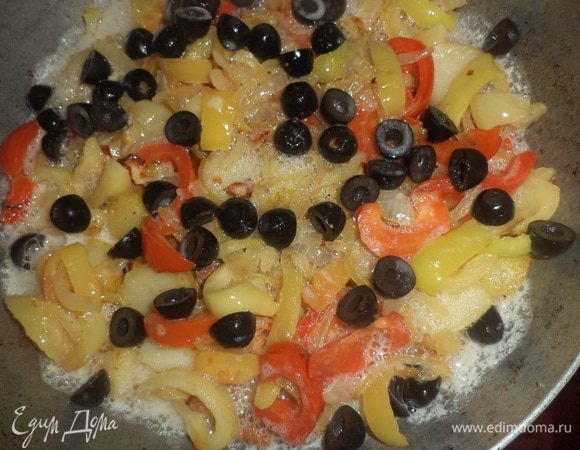 В сковороду выложить половину кружочков картофеля, слой фарша и накрыть всё оставшимся картофелем. Сверху выложить обжаренные лук и перец, посыпать нарезанными маслинами. Приправить кайенским перцем.
Яйца взбить со сливками, посолить, поперчить, залить яичной смесью продукты в сковороде, накрыть крышкой и готовить на слабом огне 10 минут.
