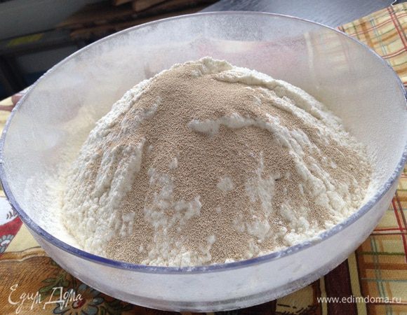 В миске соединить муку (300 г), соль и сухие дрожжи. Можете взять живые, их количество пересчитывайте согласно упаковке.