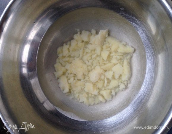 В другой миске соединить картофельное пюре и теплую воду.