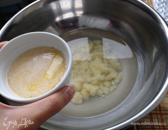 Добавить растопленное сливочное масло. Хорошо перемешать.