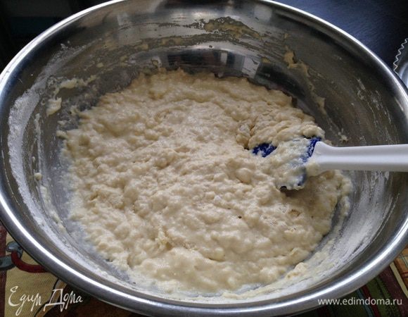 Затем добавить сахар (25-40 г), если хотите сладкий вариант сдобы, можете сахар увеличить до 100 г.
И, постепенно подмешивая муку, с помощью лопатки или миксера вымесить тесто до однородной консистенции. Консистенция - густой сметаны!