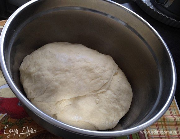 Всыпать остальную муку (325 г). Может уйти и больше! И вымешать мягкое и эластичное тесто. 