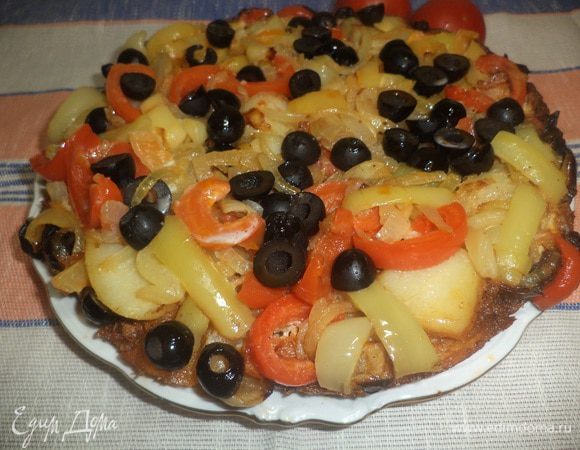 После этого дать омлету несколько минут остыть, накрыть сковороду тарелкой большего диаметра, перевернуть омлет на тарелку.
Теперь взять ещё одну тарелку, опять накрыть ею сверху омлет и перевернуть его ещё раз.
Вот что в результате получилось.