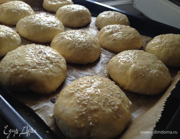 Смазать булочки яйцом, присыпать кунжутом и отправить в духовку на 15-20 минут при температуре 200 градусов.