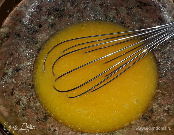 Соединяем 2 яйца с растопленным маслом, солим.