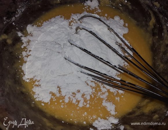 Постепенно вводим муку.