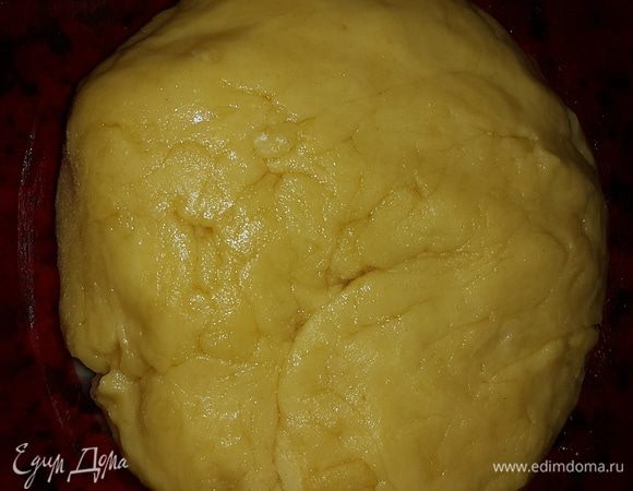 Вымешиваем эластичное тесто, формируем шарик и отправляем в морозилку на 10 минут.