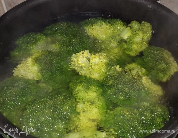 Брокколи моем, разделяем на соцветия и бланшируем в подсоленной воде 10 минут.