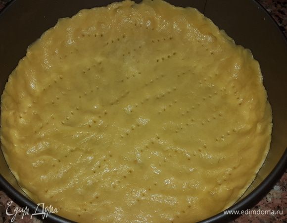 Охлажденное тесто слегка раскатываем и выкладываем в форму для запекания. Тесто получается очень эластичное, поэтому его легко равномерно распределить пальцами. Формируем небольшие бортики и натыкаем вилкой по всей поверхности.
Отправляем тесто в разогретую до 180С духовку и запекаем до золотистого цвета (примерно 20 минут).