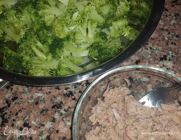 Брокколи откидываем на дуршлаг, остужаем и режем соцветия вдоль, чтобы они были плоскими. С тунца сливаем жидкость и разминаем вилкой.