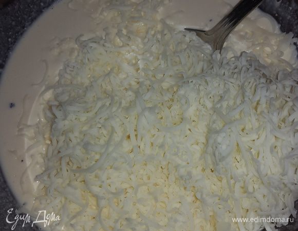 Сыр натираем на мелкой терке и добавляем к сливочной смеси.