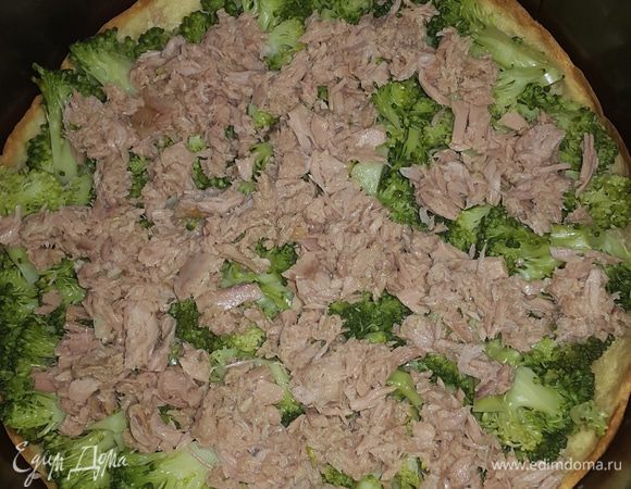 Достаем тесто из духовки, и сразу же равномерно выкладываем на него сначала брокколи, затем тунец.