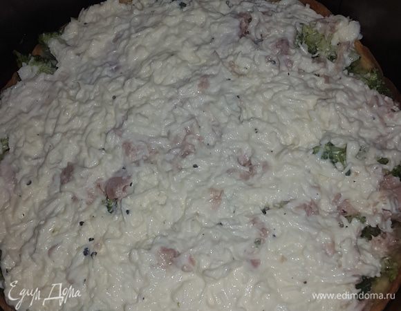 Заливаем начинку сливочной смесью и отправляем пирог в духовку запекаться при температуре 180 С примерно на полчаса до образования румяной корочки.