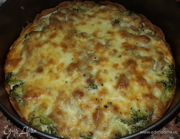 Voilà tout! Достаем пирог, даем ему немного "отдохнуть", накрыв полотенцем, затем разрезаем на порции и подаем.
