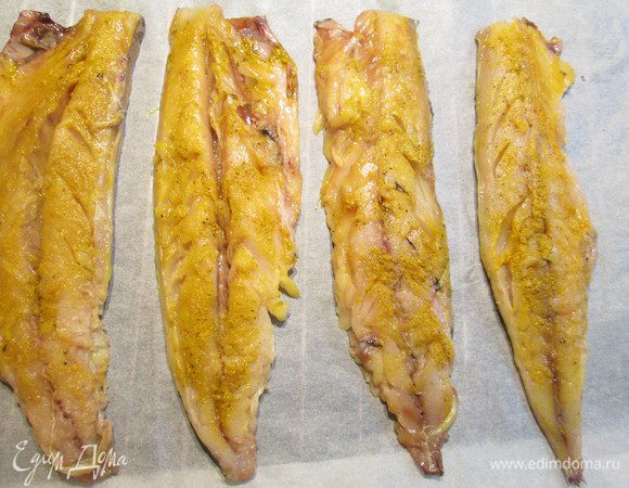 Обваливаем в приготовленной смеси поочередно каждое филе и выдерживаем минут 10-15.