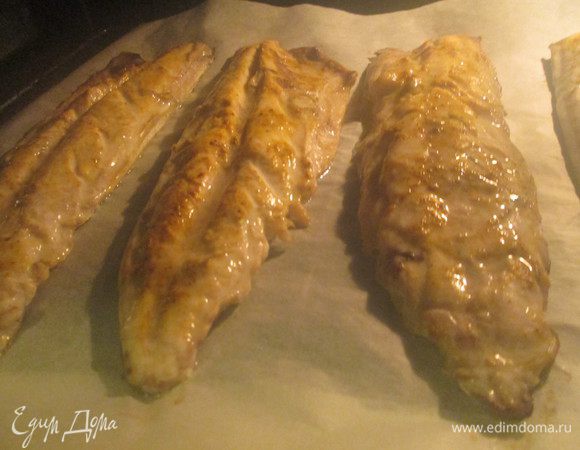 Укладываем на застеленный пергаментом противень и запекаем на гриле 15 минут при 180*С. В середине цикла перевернем рыбку на другую сторону.