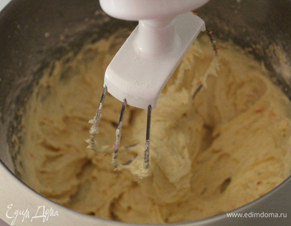 Смешать муку, сахар и соль в чаше миксера, добавить сливочное масло, нарезанное кубиками, и яичный белок. Смешивать быстро, постепенно добавляя молоко по 1 ст. л. до тех пор, пока тесто не соберется в ком. Сформовать из теста шар.