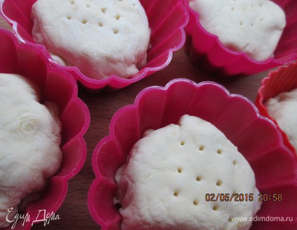 Сверху овощи с творогом закрываем тестом так, чтобы края были подвернуты вовнутрь формочек и были между стенками и начинкой.