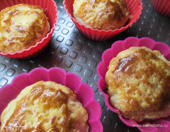 Делаем в тесте несколько проколов вилкой и выпекаем при 180*С 30 минут.