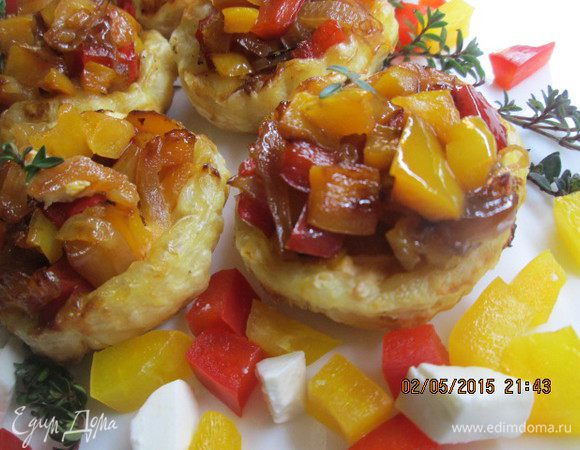 Достаем корзиночки из формочек и подаем теплыми, украсив зеленью.
