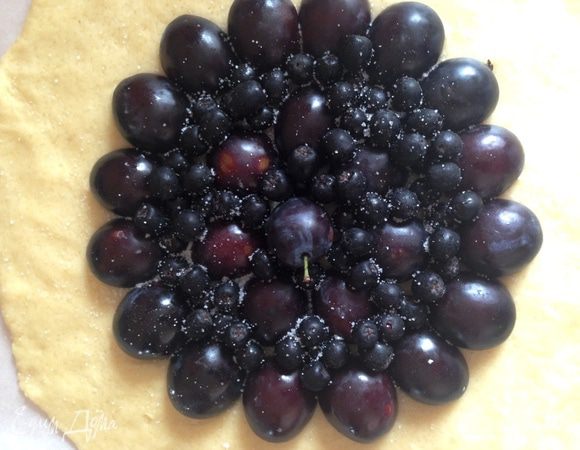 Посыпать сахаром.