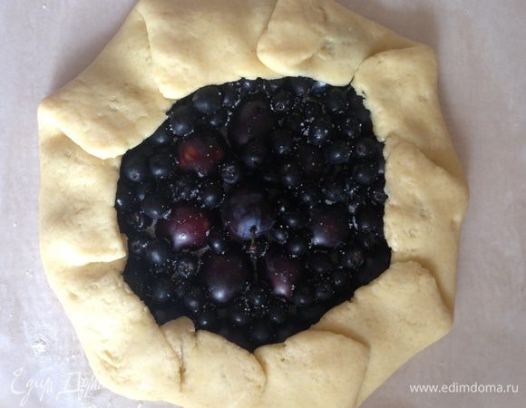 Завернуть края теста к центру и сформовать галету. Убрать в холодильник на 30 минут (так тесто лучше сохранит форму при выпекании). Затем намазать края галеты взбитым желтком.